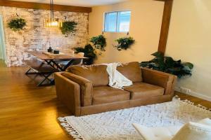 Trendy Kensington 3 min Walk Backyard AC Garage Apartments, Calgary