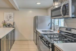 Ideally Located Home with Private Yard! Guest house, Oakland