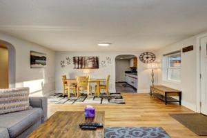 Little Blue Bungalow on's Bench, Pet Friendly, Fully Fenced yard with doggie door! 2 miles from BSU, 5 minutes from Downtown, Desk and workstation for remote workers, 2 TV's large walk-in closet, Good for mid-term stays Guest house, Boise