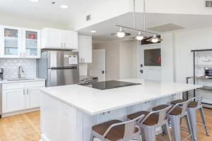 Downtown Digs-View of the City! Stay above local restaurants and nightlife, posh amenities heated toilet seat, oversized rain shower head in glass shower, in-unit laundry, one garage parking spot Apartments, Boise