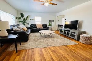 Home Sweet Idahome, feels like home with all the decor you wish you could afford King bed in master, fully fenced dog friendly yard, a few blocks from BSU and downtown, Your perfect stay! Guest house, Boise
