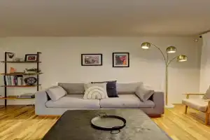 Sunset Home perfect for extended stays with fully fenced in yard, designated office, two living rooms, located across from Foothills and close to Bogus Basin in's North End, Boise