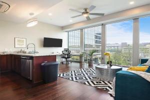 HostWise Stays - The Washington at Chatham - Free Parking, Great Views, Across from PPG Arena Apartments, Pittsburgh
