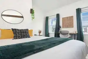 HostWise Stays - The Larryville - Amazing Bathroom, Perfect Location, Custom Build, Pittsburgh