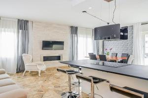 Elegant & Spacious - 30 min from Venice - King beds! Apartments, Treviso