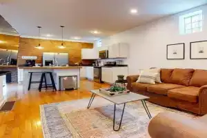 Private Home-Backyard-Parking Near Nulu Downtown Guest house, Louisville