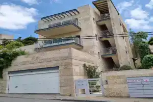 Cute Studio near Yad Vashem by the light rail station FREE street parking, Jerusalem