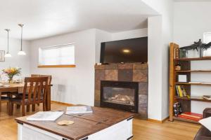 Heart of Townhome with Patio Near MSU Guest house, Bozeman