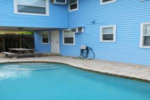 Steps From Beach! Air-Conditioned - Shared Pool Villa, Holmes Beach