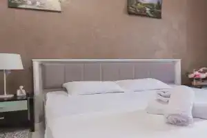 Dvuhkomnatnaya evro dvushka v samom tsentre, 10 minut hodby do Arbata #23 Apartments, Almaty