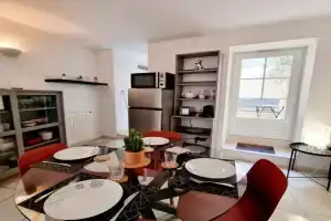 Coquette maison de ville calme avec patio Apartments, Angouleme