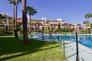 797 HOLIDAY RENTALS - BELLAGIO- Elegante piso para 6 a 1 min de la playa, con piscina interior y exterior, SPA con jacuzzi Apartments, Torremolinos