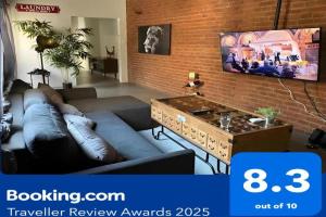 Gzira Prime Spot, Stylish Industrial Apt, Sleeps 11 Apartments, Msida