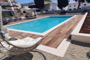 Apartment in Kastel Luksic with terrace, air conditioning, W-LAN, washing machine 5107-3, Kastel Stari