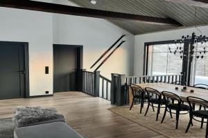 Porthos Ski-in Lodge with private hot tub and sauna in Lapland, Pyhatunturi