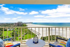 Modern beachfront condo with pool, gym and tennis Guest house, Marco