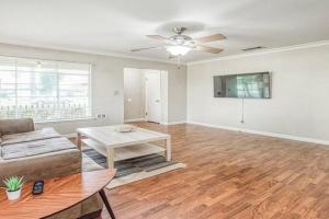 Renovated home minutes from State / Airport Apartments, Fresno