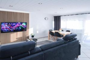 ALFA 3Zi-Maisonette 6 Personen Zuffenhausen nahe Porsche & Bosch l WIFI & SmartTV I 3BR 4 Beds I Kitchen I Bathroom & WC, Stuttgart