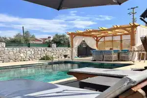 Villa Latanya, Dalaman