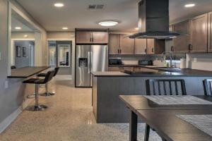 Bradenton Home with Yard, 11 Mi to Beaches! Guest house, Bradenton