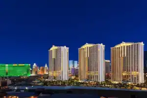 MGM SIGNATURE - Strip View Suite- FREE valet parking Apart-hotel, Las Vegas