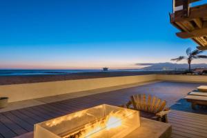 Luxury Modern Designer Beach House on Sand w/ Pool, Ventura