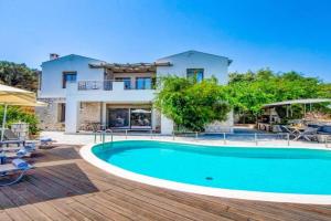 Villa Zogianna by Villa Plus, Nikiana