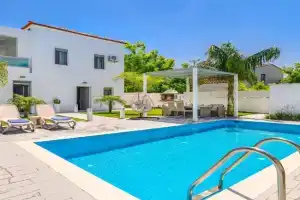Villa Costa by Villa Plus, Ixia