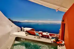 Chroma Suites, Oia