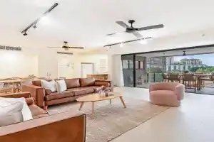 'Lady of the Lagoon' Spacious Waterfront Luxury Apartments, Darwin