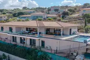 Villa Terra Bella hauteur de la ville avec piscine et vue mer, Propriano