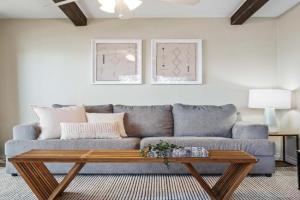 Walk to Zilker Patio w a View Elevated Balcony Guest house, Austin