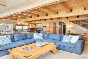 Giant Riverfront Deck w Grill, Tons of Space Viking Lodge 100AB condo, Telluride