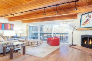 Riverside Dream! Quiet Spot w Deck, 5 Min Walk to Gondola & Main St, condo Apartments, Telluride