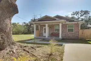 Downtown Vacation Rental with Yard! Guest house, Pensacola