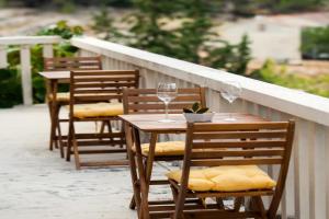 White house in the forest, Pucisca