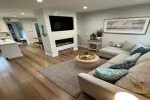 Beautifully Renovated 2 Bed 2 Bath Private Home Guest house, Newport