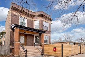 Avondale Condo Near Classic Bars, Eateries, and More! condo Apartments, Chicago