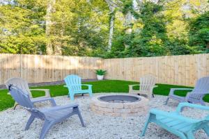 Greenville Escape with Deck and Fire Pit! Guest house, Greenville