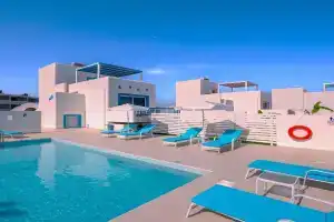Xenos Villa 5 with a Private pool near the sea, Tigaki