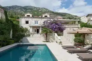 Villaian Thriton, Perast