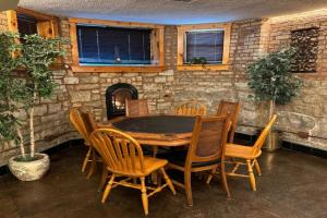 Inspiring Grotto Sleeps 10-20 Free TV & Parking Apartments, Chicago