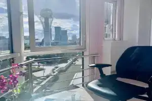 250 Shikarnyy vid na Bayterek ochen teplaya s 2 bolshimi krovatyami i divanom dlya 1-5 chelovek Apartments, Astana