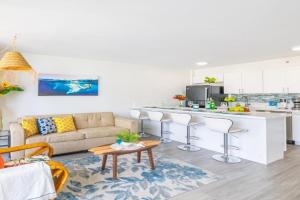 Remodeled 1BR Condo, Ocean Views with Free Parking! Apartments, Honolulu