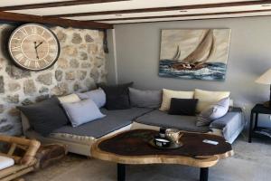 Private Cottage in olive grove with heated Pool, Vinisce