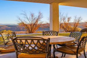 2102 Las Palmas Main level, 3 bd, 2 bath Las Palmas Unit, Shared Pool and Hot Tub Guest house, St. George