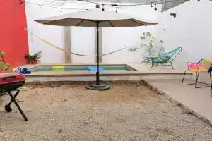 La 78 alberca y garage con porton electrico Guest house, Merida