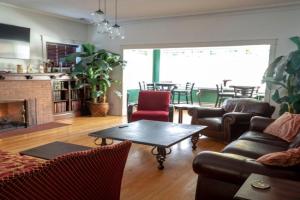 Bootlegger House Sleeps 10-20 Free TV & Parking, Chicago