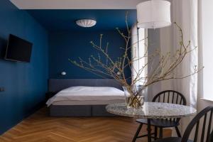MIRO Rooms Skolas - quiet chic, free parking, self check-in, Riga