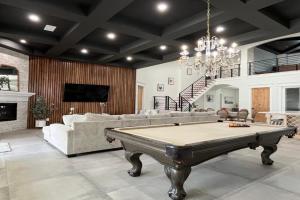 Luxury (Less than mile from AT&T Stadium/GlobeLife) GameRoom/Basketball Hoop, Arlington